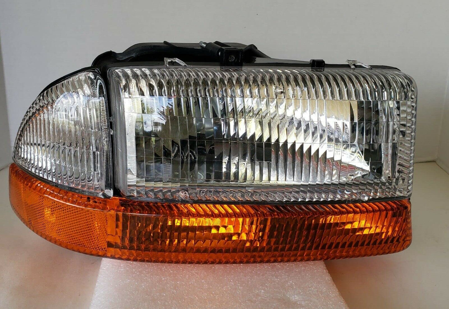 Front View of Right Headlight Assembly EAGLE EYES CS056-B101R