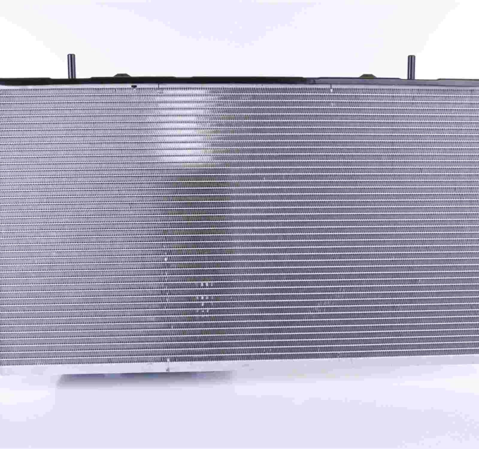 Angle View of Center Radiator NISSENS 61025