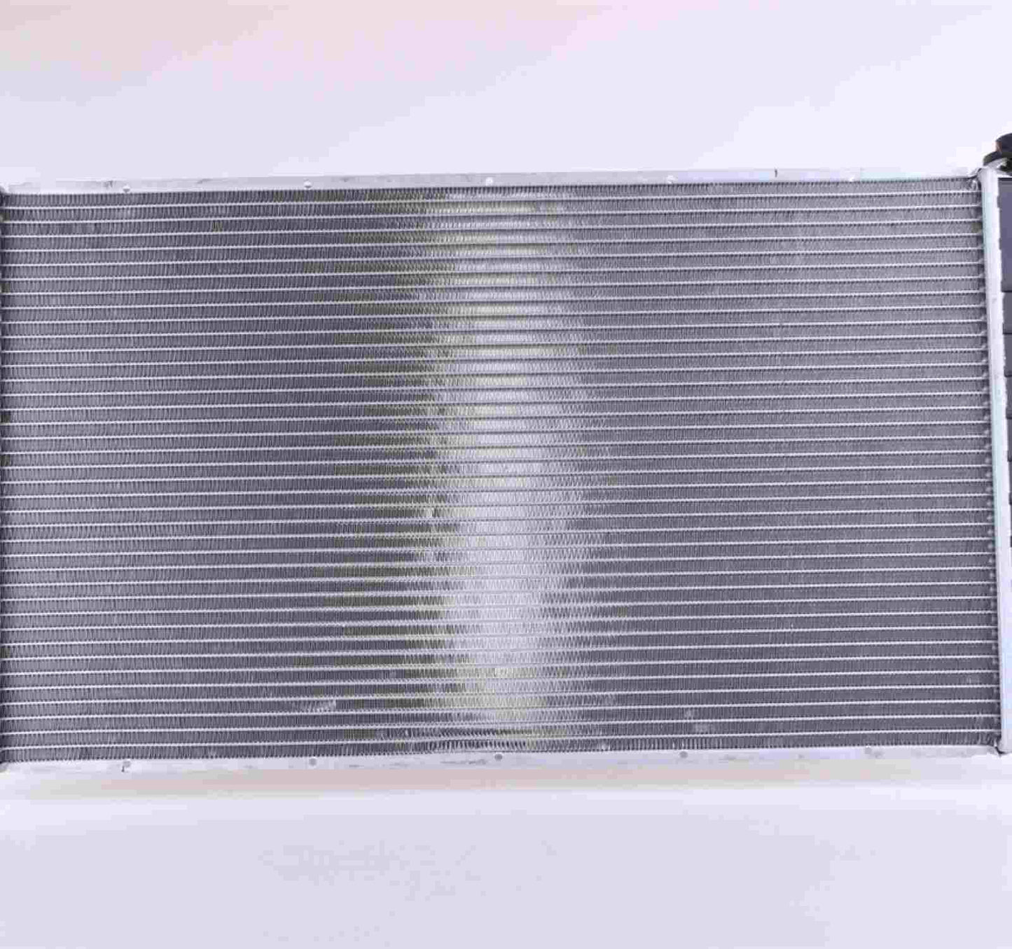 Angle View of Center Radiator NISSENS 69016